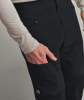 Ein Mann steckt seine Hand in eine schwarze Hosentasche mit Logo.