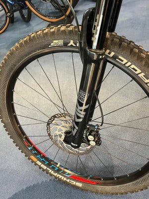 Vorderrad eines Mountainbikes mit Scheibenbremse und Federgabel. Vorderrad eines Mountainbikes mit Scheibenbremse und Federgabel.