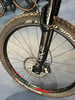 Vorderrad eines Mountainbikes mit Scheibenbremse und Federgabel.
