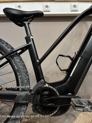 Schwarzes Elektro-Mountainbike mit Pedalen und Kette. Schwarzes Elektro-Mountainbike mit Pedalen und Kette.