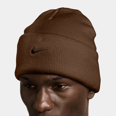 Braune Nike-Strickmütze mit Logo auf der Vorderseite. Braune Nike-Strickmütze mit Logo auf der Vorderseite.