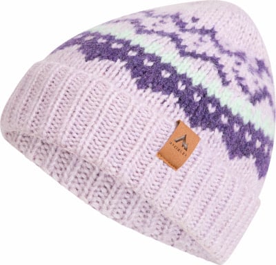 Lila Strickmütze mit Norwegermuster und Lederetikett. Lila Strickmütze mit Norwegermuster und Lederetikett.
