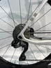 Detail des Fahrradschaltwerks mit Kassette und Kette.