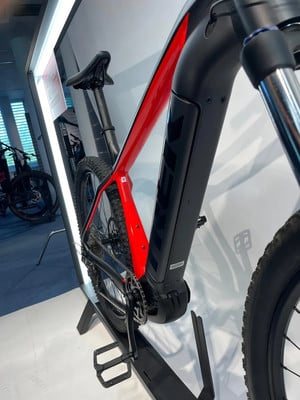 Ein rotes Mountainbike mit schwarzem Rahmen und Federung. Ein rotes Mountainbike mit schwarzem Rahmen und Federung.