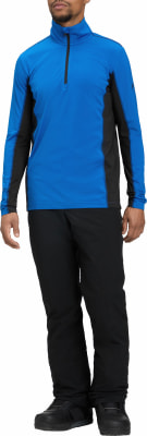 Mann in einer blau-schwarzen Sportjacke und schwarzen Hosen. Mann in einer blau-schwarzen Sportjacke und schwarzen Hosen.