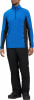 Mann in einer blau-schwarzen Sportjacke und schwarzen Hosen.