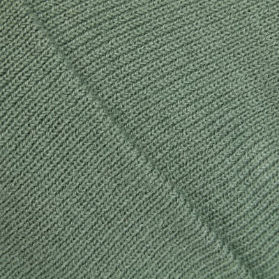 Grünes Strickgewebe mit diagonalem Muster und feiner Textur. Grünes Strickgewebe mit diagonalem Muster und feiner Textur.