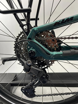 Shimano CUES Schaltwerk am grünen Fahrradrahmen. Shimano CUES Schaltwerk am grünen Fahrradrahmen.