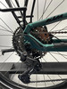 Shimano CUES Schaltwerk am grünen Fahrradrahmen.