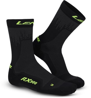 Schwarze Socken mit limettengrünem Logo und RX300-Schriftzug. Schwarze Socken mit limettengrünem Logo und RX300-Schriftzug.