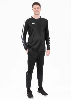 Ein Mann in schwarzer Sportkleidung mit weißen Streifen und JAKO-Logo. Ein Mann in schwarzer Sportkleidung mit weißen Streifen und JAKO-Logo.