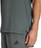 Ein Mann in dunkelgrauer Sportbekleidung von Adidas.