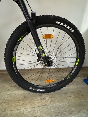 Vorderrad eines Mountainbikes mit Federung und Reflektor. Vorderrad eines Mountainbikes mit Federung und Reflektor.