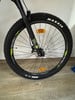 Vorderrad eines Mountainbikes mit Federung und Reflektor.