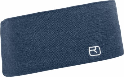 Ein dunkelblaues Stirnband aus Strick mit weißem Logo. Ein dunkelblaues Stirnband aus Strick mit weißem Logo.