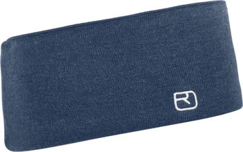 Ein dunkelblaues Stirnband aus Strick mit weißem Logo.