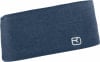 Ein dunkelblaues Stirnband aus Strick mit weißem Logo.