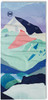 Tuch mit Berg- und Skifahrermotiv in Pastellfarben.