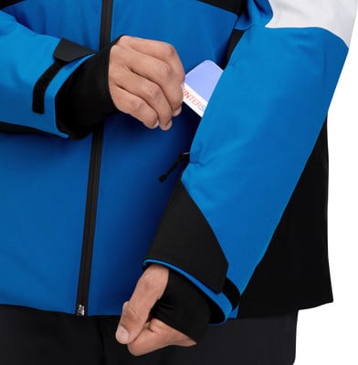 Mann in blauer Jacke steckt Karte in Ärmeltasche. Mann in blauer Jacke steckt Karte in Ärmeltasche.