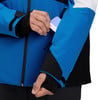 Mann in blauer Jacke steckt Karte in Ärmeltasche.