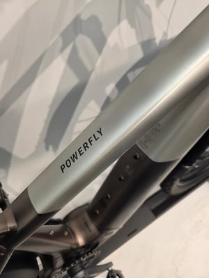 Rahmendetail eines E-Bikes mit der Aufschrift POWERFLY und schattiertem Hintergrund. Rahmendetail eines E-Bikes mit der Aufschrift POWERFLY und schattiertem Hintergrund.