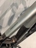 Rahmendetail eines E-Bikes mit der Aufschrift POWERFLY und schattiertem Hintergrund.