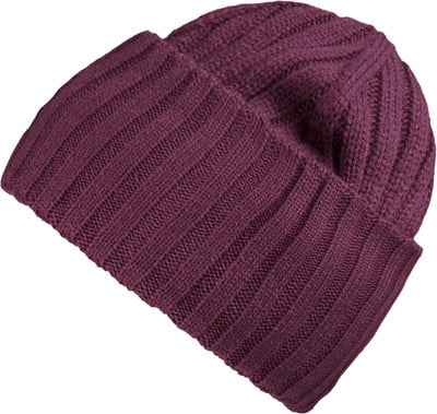 Eine dunkelviolette Rippstrickmütze, von der Seite gezeigt.