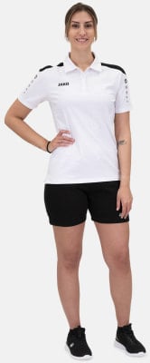 Eine Frau in einem weißen T-Shirt und schwarzer Hose posiert. Eine Frau in einem weißen T-Shirt und schwarzer Hose posiert.