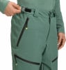 Ein Mann schließt eine Hose mit Klettverschluss am Bund.