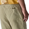 Detail einer Cordhose Gesäßtasche mit einer gemusterten Hemde darüber.