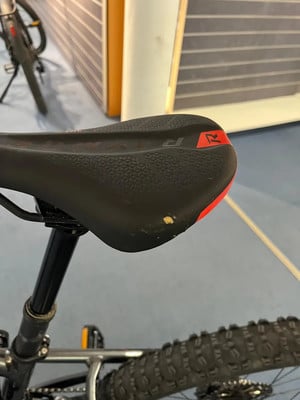 Ein Fahrradsattel mit kleiner Oberflächenbeschädigung. Ein Fahrradsattel mit kleiner Oberflächenbeschädigung.