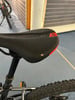 Ein Fahrradsattel mit kleiner Oberflächenbeschädigung.