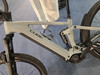 Graues Fullsuspension E-Mountainbike der Marke CUBE mit Bosch Antrieb.