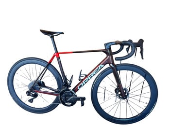 Ein rot-schwarzes Orbea Rennrad mit Carbonfelgen und Scheibenbremsen.