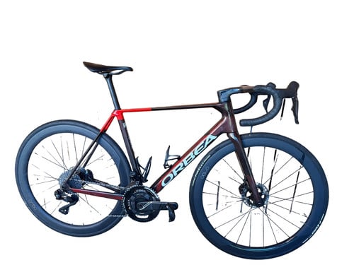 Ein rot-schwarzes Orbea Rennrad mit Carbonfelgen und Scheibenbremsen.