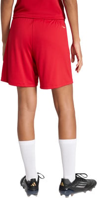 Rückansicht einer Person in roter Hose, weißen Socken und Fußballschuhen. Rückansicht einer Person in roter Hose, weißen Socken und Fußballschuhen.