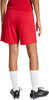Rückansicht einer Person in roter Hose, weißen Socken und Fußballschuhen.