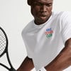 Ein Mann im weißen T-Shirt mit Nike Tennis Club-Logo hält einen Tennisschläger.
