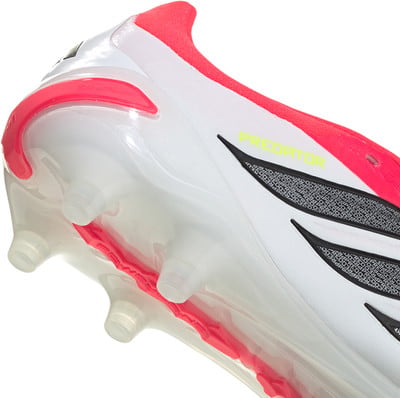 Fußballschuh mit weißem Obermaterial und rosa Details, mit gelbem PREDATOR-Schriftzug.
