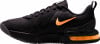 Čierna športová obuv Nike s oranžovým logom a podrážkou.