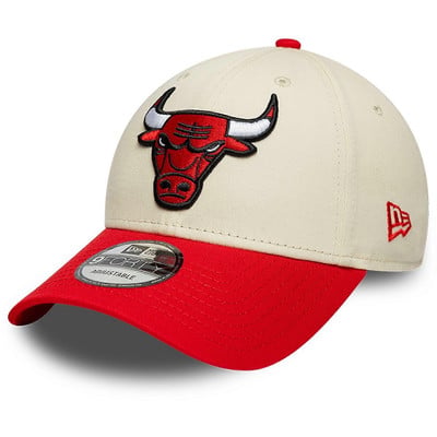Béžová a červená kšiltovka Chicago Bulls s logem býka.