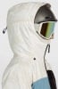 Skijacke mit Kapuze, Helm und Brille vor weißem Hintergrund.