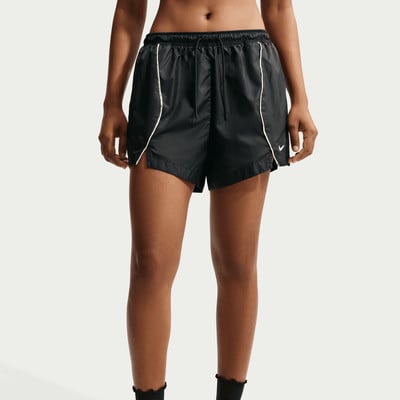 Női fekete Nike futónadrág fehér szegéllyel és logóval. Női fekete Nike futónadrág fehér szegéllyel és logóval.