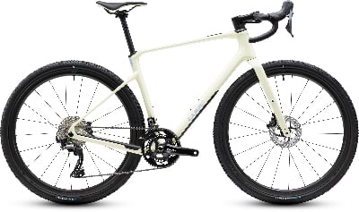 Creme Cube Gravelbike mit schwarzen Rädern und Komponenten. Creme Cube Gravelbike mit schwarzen Rädern und Komponenten.