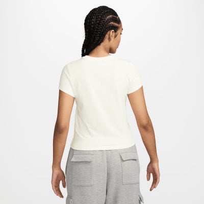 Frau in einem weißen T-Shirt und grauer Jogginghose mit Taschen, Rückansicht. Frau in einem weißen T-Shirt und grauer Jogginghose mit Taschen, Rückansicht.