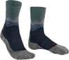 Socken mit Bergmotiv in Dunkelblau und Grün.