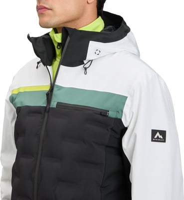 Ein Mann in einer weißen Jacke mit bunten Streifen und schwarzem Steppteil. Ein Mann in einer weißen Jacke mit bunten Streifen und schwarzem Steppteil.