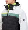 Ein Mann in einer weißen Jacke mit bunten Streifen und schwarzem Steppteil.