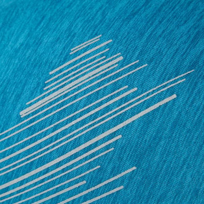 Blauer Stoff mit weißem geometrischem Streifenmuster.