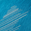 Blauer Stoff mit weißem geometrischem Streifenmuster.